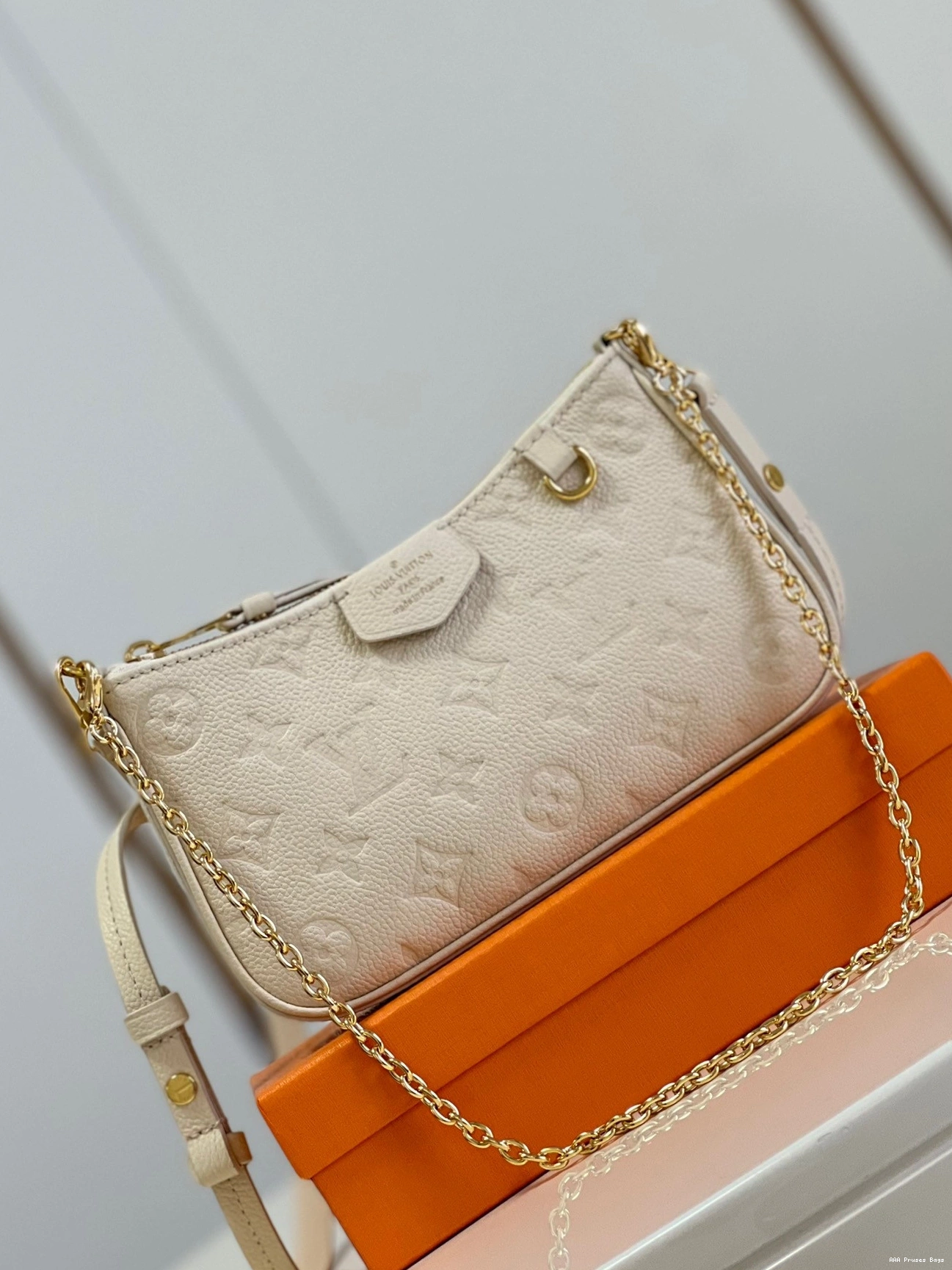 AAA Replica Ru POUCH EASY VUITTON ON LOUIS STRAP 0716